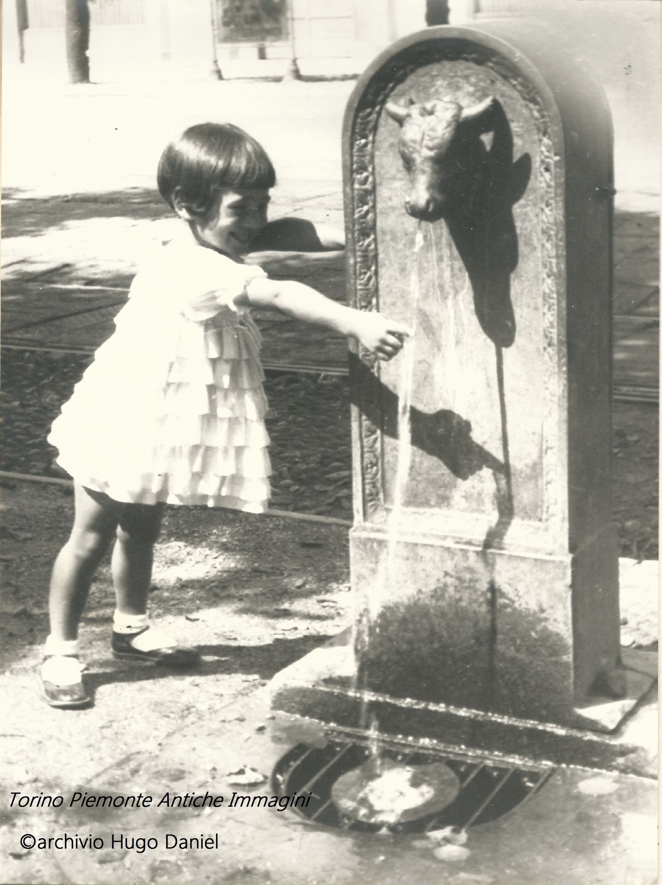 Bambina che tocca l'acqua di un Toret